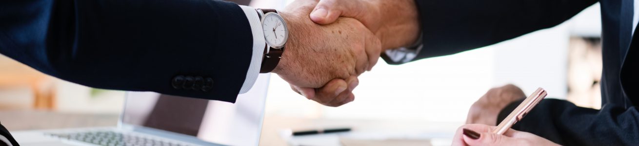 acuerdo firmado dando la mano Estudio de Comunicacion