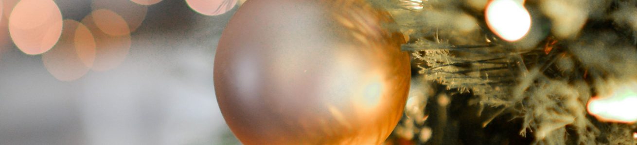 árbol y bola de navidad