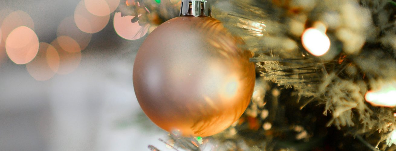 árbol y bola de navidad