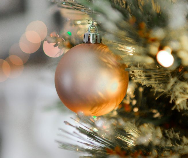 árbol y bola de navidad
