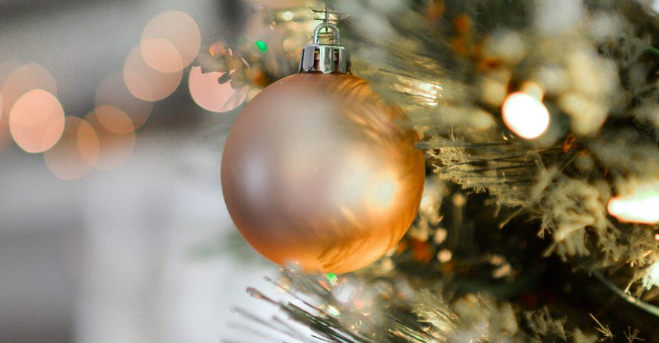 árbol y bola de navidad