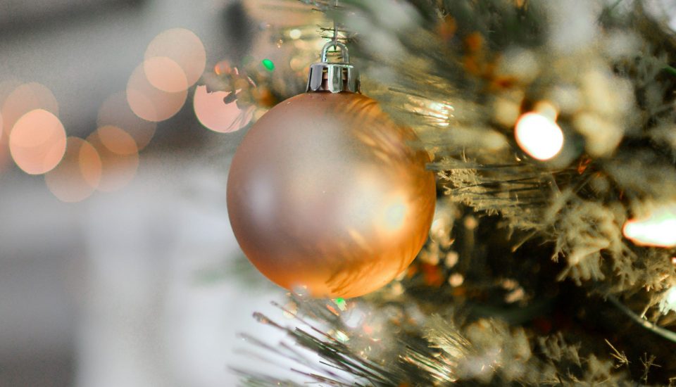 árbol y bola de navidad