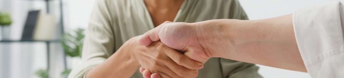mujer dando la mano a alguien