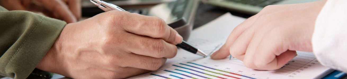 gente de negocios reunida en oficina escribiendo notas