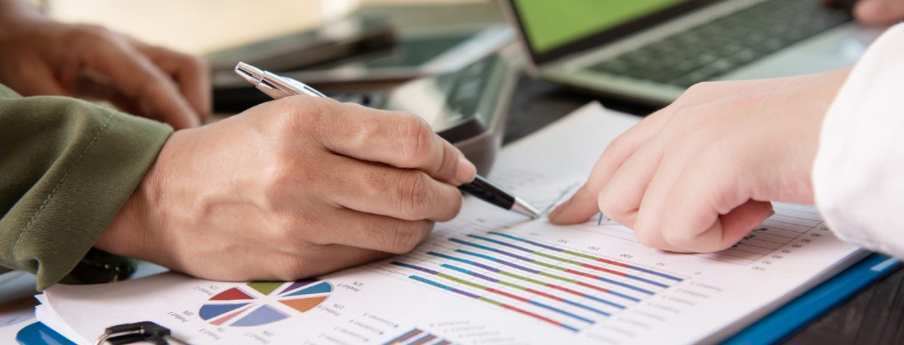 gente de negocios reunida en oficina escribiendo notas