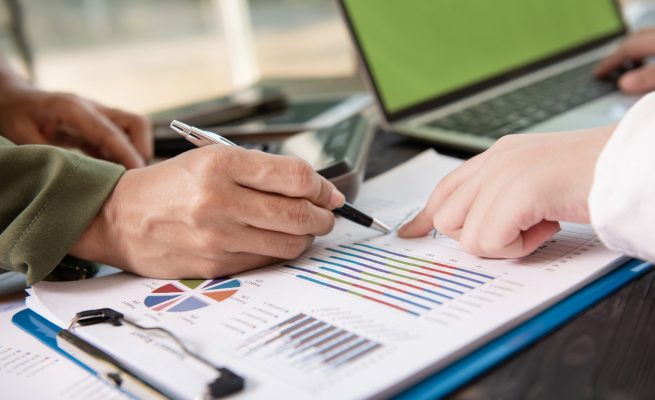 gente de negocios reunida en oficina escribiendo notas