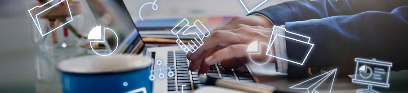 ordenador con elementos digitales flotando alrededor