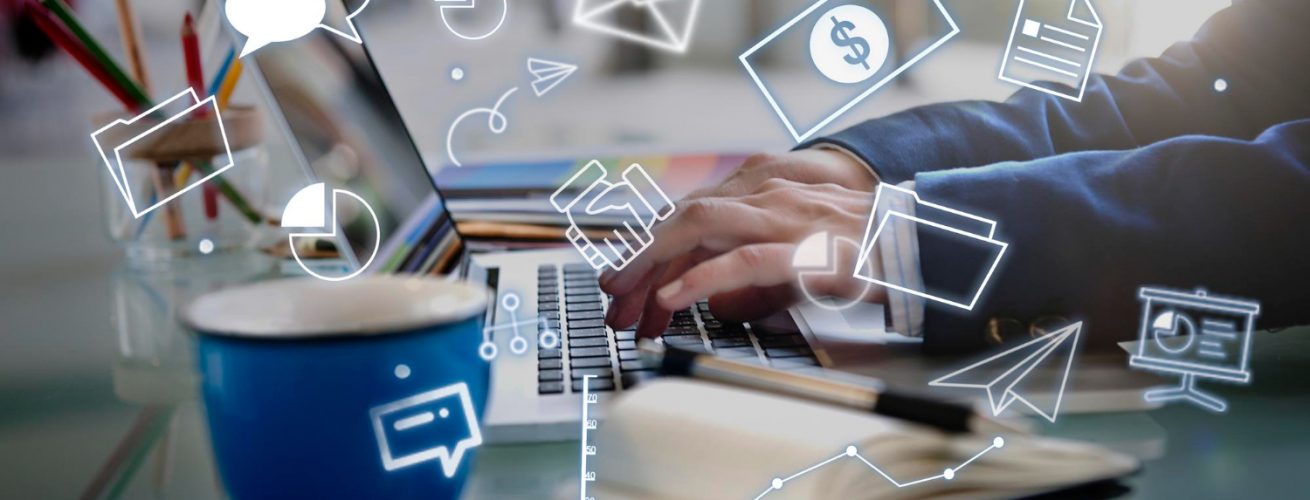 ordenador con elementos digitales flotando alrededor